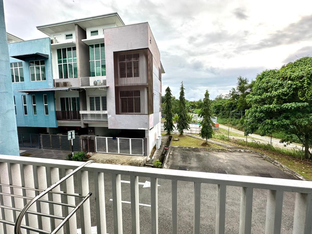 Springfield 3-Storey Cheerful Townhouse #Yoyo Homestay Сандакан Экстерьер фото